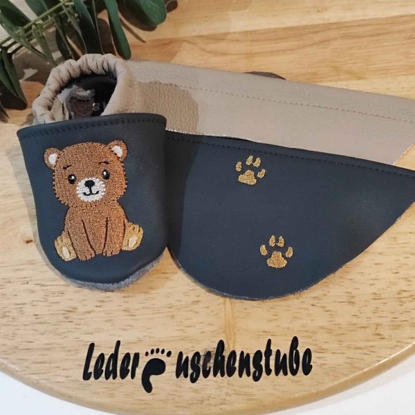 Lederpuschen in anthrazit-beige mit Namen - Tatzen und Bär sitzt